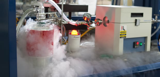 Máquina de producción en el laboratorio de ciencia de materiales de TE.